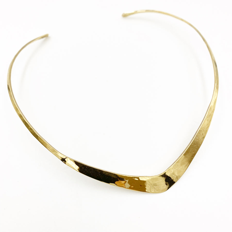 
            
                Load image into Gallery viewer, Collar hammered V shape sterling silver gold plated flexible necklett
            
        