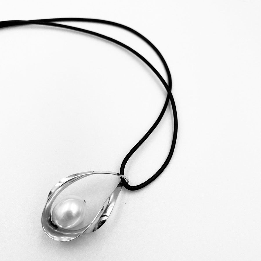 Oval fresh water white pearl leather pendant