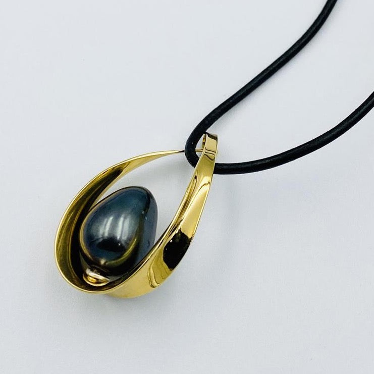 Oval sterling silver gold plated black fresh water pearl pendant 45cm leather necklett