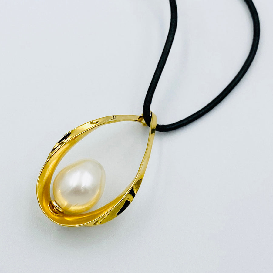 Oval sterling silver gold plated white fresh water pearl pendant 45cm leather necklett