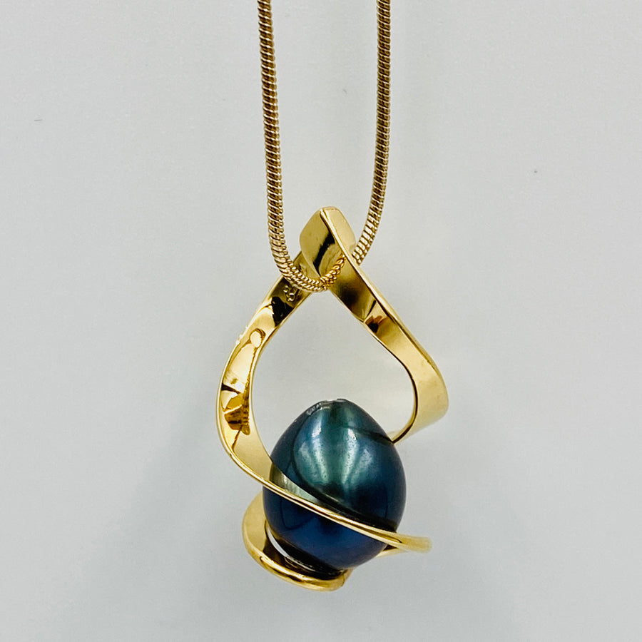 
            
                Load image into Gallery viewer, Twist sterling silver gold plated black fresh water pearl pendant
            
        